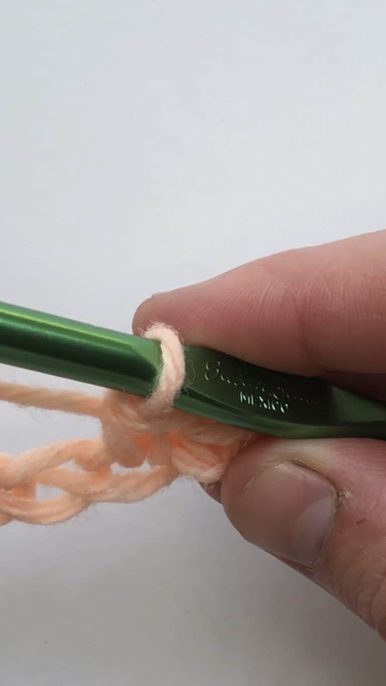 How to Single Crochet (sc) - With Video Tutorial - Amelia Makes